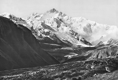 Le Kangchenjunga, au coucher du soleil, vu de la vallée de Praig-Chu - par Vittorio Sella en 1899 Le Kangchenjunga, au coucher du soleil, vu de la vallée de Praig-Chu - par Vittorio Sella en 1899