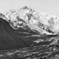 Le Kangchenjunga, au coucher du soleil, vu de la vallée de Praig-Chu - par Vittorio Sella en 1899