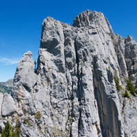 Le grand dièdre de la Carrard à droite du centre de l'image