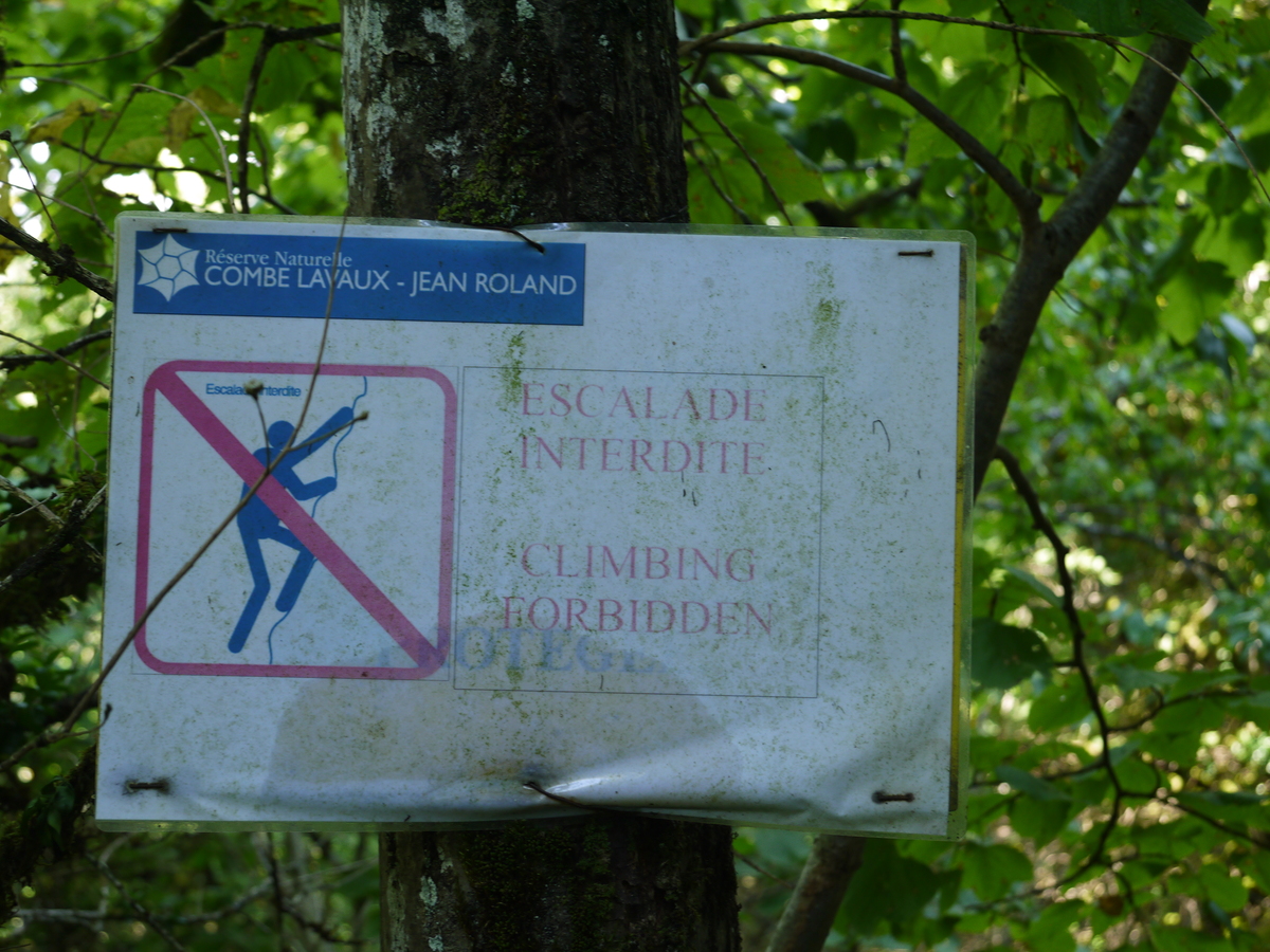 Panneau escalade interdite, versant Nord