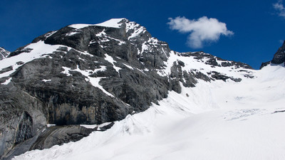 Fründenhorn : voie normale à gauche, arête SW à droite Fründenhorn : voie normale à gauche, arête SW à droite