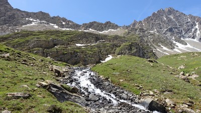 Sous le lac de la Plate avec le col des Orgères en arrière plan Sous le lac de la Plate avec le col des Orgères en arrière plan