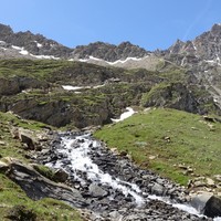 Sous le lac de la Plate avec le col des Orgères en arrière plan