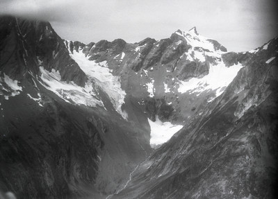 Piz Cambrialas (dans les nuages), Val Pintga da Russein, Gross Schärhorn, sur le trajet Zürich-Milano par Walter Mittelholzer en 1933 Piz Cambrialas (dans les nuages), Val Pintga da Russein, Gross Schärhorn, sur le trajet Zürich-Milano par Walter Mittelholzer en 1933