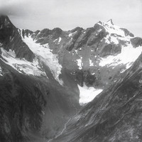 Piz Cambrialas (dans les nuages), Val Pintga da Russein, Gross Schärhorn,  sur le trajet Zürich-Milano par Walter Mittelholzer en 1933