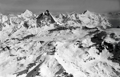 Dent Blanche, Cervin, Obergabelhorn, Rothorn de Zinal, Weisshorn par Walter Mittelholzer en 1928 Dent Blanche, Cervin, Obergabelhorn, Rothorn de Zinal, Weisshorn par Walter Mittelholzer en 1928