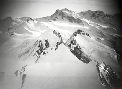 Neuf 4000 des Alpes : 1er plan: Dom, Alphubel, Täschhorn, au second plan: Strahlhorn, Rimpfischhorn, Mont Rose, Lyskamm par Walter Mittelholzer Neuf 4000 des Alpes : 1er plan: Dom, Alphubel, Täschhorn, au second plan: Strahlhorn, Rimpfischhorn, Mont Rose, Lyskamm par Walter Mittelholzer