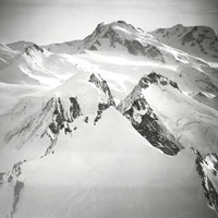 Neuf 4000 des Alpes : 1er plan: Dom, Alphubel, Täschhorn, au second plan: Strahlhorn, Rimpfischhorn, Mont Rose, Lyskamm par Walter Mittelholzer