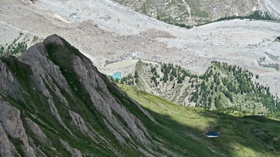 Depuis la Pointe des Chavannes vue plongeant sur les lacs du glacier du Miage