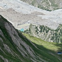 Depuis la Pointe des Chavannes vue plongeant sur les lacs du glacier du Miage