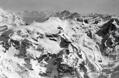 Petit Cervin, Breithorn, Castor, Weisshorn, Alpes Bernoises au fond, Dom, Täschhorn, Alphubel, Rimpfischorn, Weissmies par Walter Mittelholzer Petit Cervin, Breithorn, Castor, Weisshorn, Alpes Bernoises au fond, Dom, Täschhorn, Alphubel, Rimpfischorn, Weissmies par Walter Mittelholzer