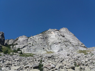 Les Aiguilles de Colamestorres. On voit bien à gauche le dièdre de L2 d'Instinto Clasico.