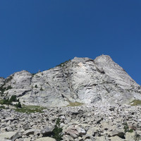 Les Aiguilles de Colamestorres. On voit bien à gauche le dièdre de L2 d'Instinto Clasico.