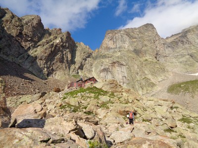 le corno à droite et le chainon des guides à gauche