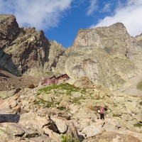le corno à droite et le chainon des guides à gauche