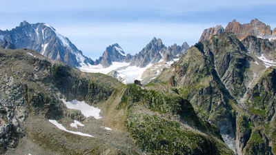 Vue sur la cabane et bassin de Saleina depuis la Fée Vue sur la cabane et bassin de Saleina depuis la Fée
