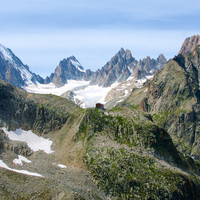 Vue sur la cabane et bassin de Saleina depuis la Fée