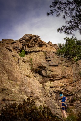 Départ de la voie. En ascendance à gauche sur 10 m (L1), puis à droite sous les tafonis (L2). Départ de la voie. En ascendance à gauche sur 10 m (L1), puis à droite sous les tafonis (L2).