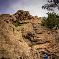Départ de la voie. En ascendance à gauche sur 10 m (L1), puis à droite sous les tafonis (L2).