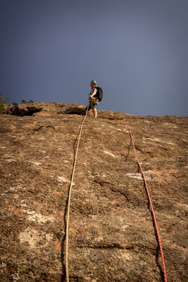 La dalle caractéristique de L1. Un anneau de corde est visible à 10 m. La dalle caractéristique de L1. Un anneau de corde est visible à 10 m.