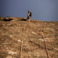 La dalle caractéristique de L1. Un anneau de corde est visible à 10 m.