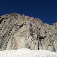 Attaque de la voie (cordée visible) depuis le glacier de Talèfre