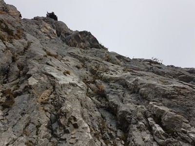 L1, sur le pilier à droite de la "goulotte"