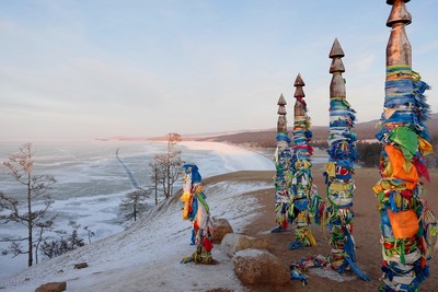 Totems chamanes sur l'ile d'Olkhon, au bord du lac Baïkal gelé - février 2019. Totems chamanes sur l'ile d'Olkhon, au bord du lac Baïkal gelé - février 2019.