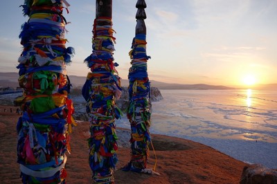 Le soleil se couche sur la glace du lac Baïkal - février 2019. Le soleil se couche sur la glace du lac Baïkal - février 2019.