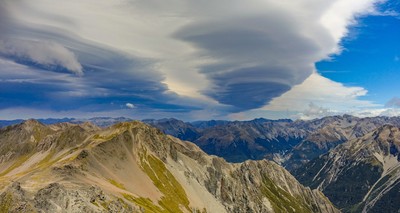"Aoteararoa: Pays au long nuage Blanc" : Effet de foehn sur les Alpes Néo-zélandaises, depuis Avalanche Peak "Aoteararoa: Pays au long nuage Blanc" : Effet de foehn sur les Alpes Néo-zélandaises, depuis Avalanche Peak