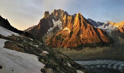 La Mythique Aiguille Verte au coucher de soleil, avec encore la célèbre mer de glace La Mythique Aiguille Verte au coucher de soleil, avec encore la célèbre mer de glace