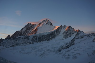 La montagne, elle aussi veut une jolie robe rose. La montagne, elle aussi veut une jolie robe rose.
