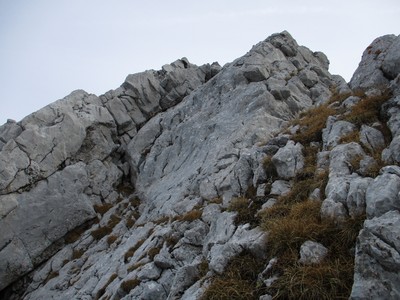 à gauche le pas du "creux" III accès à la dalle inclinée à gauche le pas du "creux" III accès à la dalle inclinée