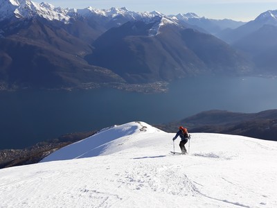 Matteo MM si tuffa nel Lario Matteo MM si tuffa nel Lario