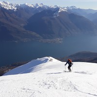 Matteo MM si tuffa nel Lario