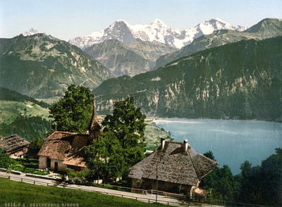 Beatenberg et lac de Thoune, vue sur Eiger, Mönch, Jungfrau, en 1900 par Photoglob N°0000006614