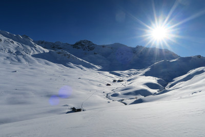 Sguardo verso la Tgavretga tratto medio basso dell'itinerario al Piz Lunghin. Sguardo verso la Tgavretga tratto medio basso dell'itinerario al Piz Lunghin.