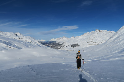 Salendo al Piz Lunghin, all'orizzonte il Laj da Marmorera. Salendo al Piz Lunghin, all'orizzonte il Laj da Marmorera.