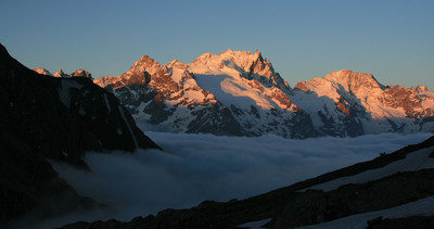 [Concours Photo Sophie 2020] Lever de soleil sur la Meije, le 17 juin lors de la traversée de l'Aiguille du Goléon à ski.