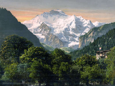 Interlaken, vue sur la Jungfrau, en 1900 par Photoglob N°0000009445