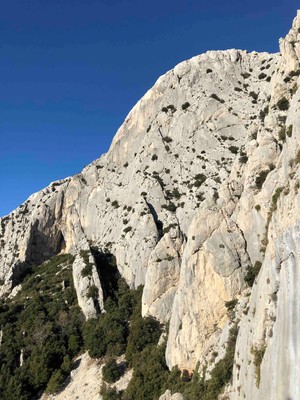 Vue de la paroi de l'éperon de la vierge pendant l'approche (au fond) Vue de la paroi de l'éperon de la vierge pendant l'approche (au fond)