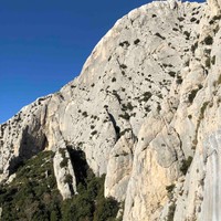 Vue de la paroi de l'éperon de la vierge pendant l'approche (au fond)
