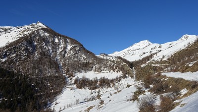 Au départ de Thouraz, la piste d'alpage rive gauche menant au vallon de Clusellaz Au départ de Thouraz, la piste d'alpage rive gauche menant au vallon de Clusellaz