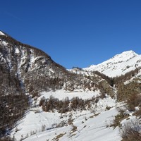 Au départ de Thouraz, la piste d'alpage rive gauche menant au vallon de Clusellaz