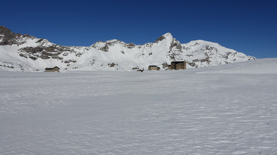 Sur le lac de Miserin vue sur les Monts Dela et Glacier Sur le lac de Miserin vue sur les Monts Dela et Glacier