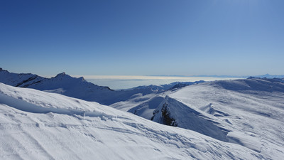 Vue du sommet 3021 m, les Alpes Liguriennes à l'horizon Vue du sommet 3021 m, les Alpes Liguriennes à l'horizon