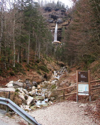 Cascade Peričnik, en rive gauche de la vallée Vrata