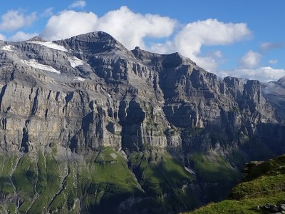 Le Grain, planté au milieu de l'arête Tenneverge - Barma aux Feies Le Grain, planté au milieu de l'arête Tenneverge - Barma aux Feies
