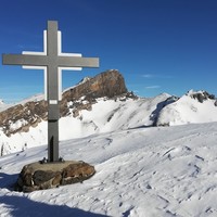 Croce di vetta, in secondo piano il Rosstock