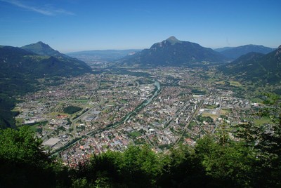 Cluses depuis le sommet du Chevran. Crédit photo : Bernard Genand